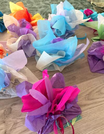 Créations en papier de soie de différentes couleurs.